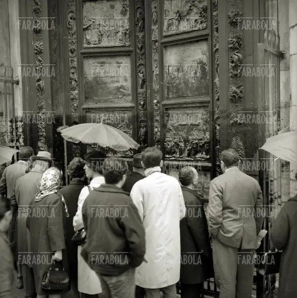 Passanti davanti alla Porta del Paradiso del Battistero, Alluvione di Firenze, 1966