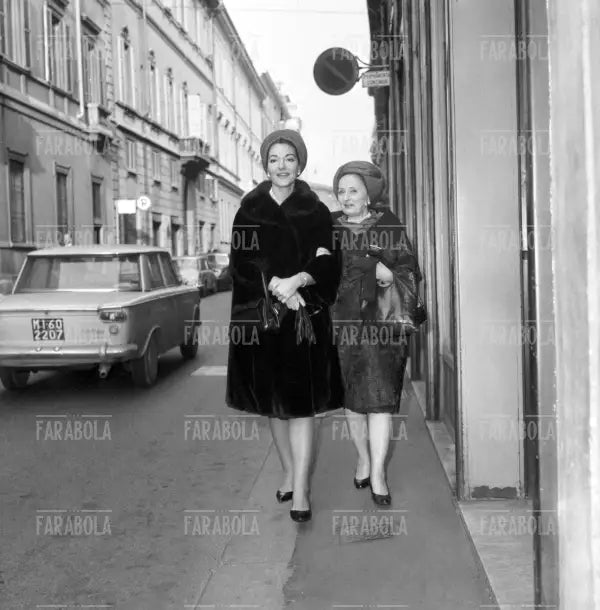 Maria Callas e Biki nell'atelier di via Sant'Andrea, Milano, 1966