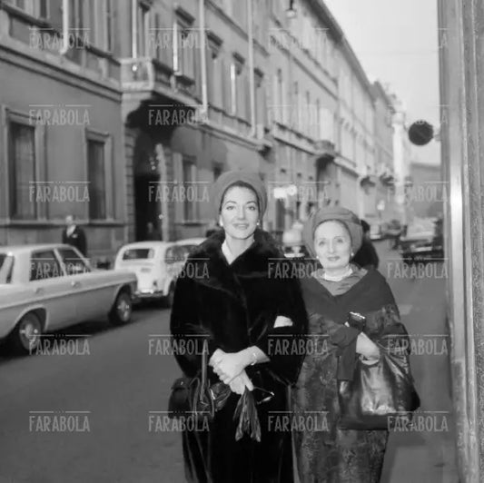 Maria Callas e Biki nell'atelier di via Sant'Andrea, Milano, 1966