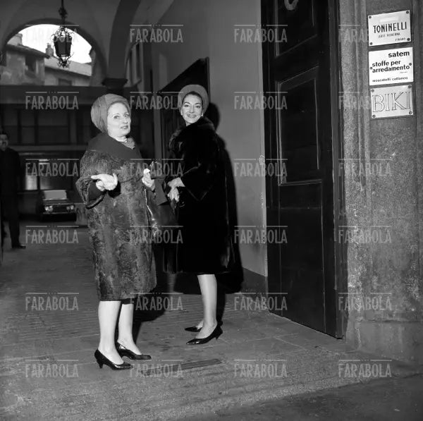 Maria Callas e Biki nell'atelier di via Sant'Andrea, Milano, 1966