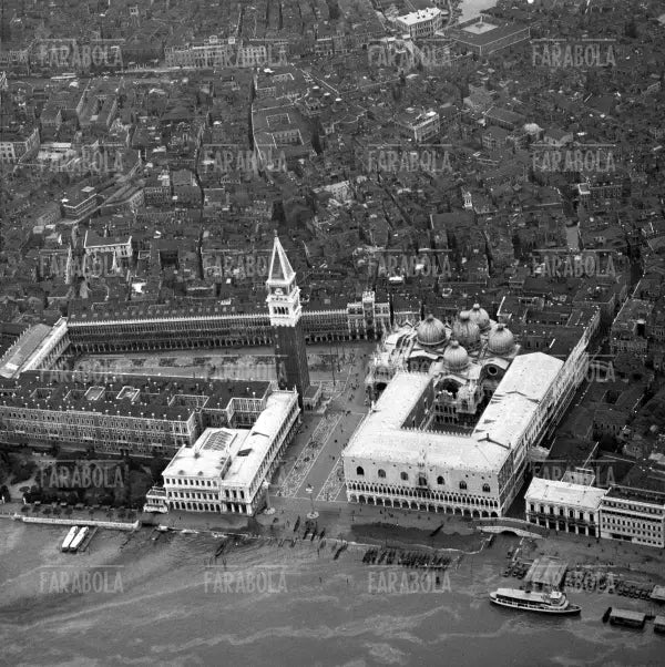 Piazza San Marco allagata, Alluvione di Venezia, Venezia, 1966