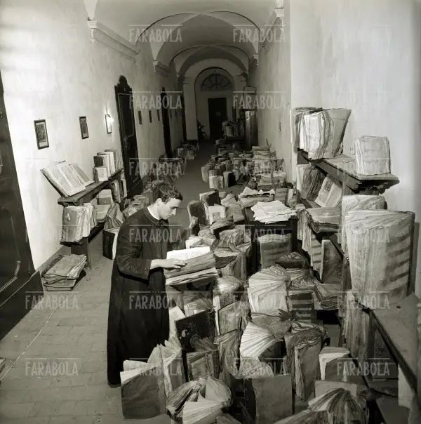 Libri danneggiati dall'alluvione di Firenze nella Badia di Santa Maria del Monte, Cesena, 1966