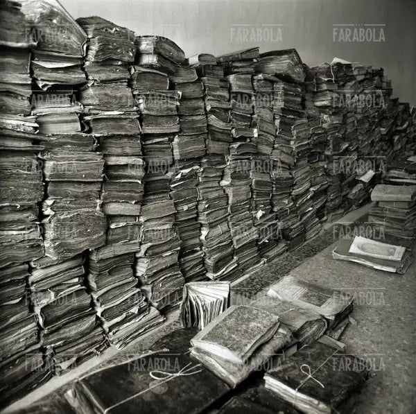 Libri danneggiati dall'alluvione di Firenze nella Badia di Santa Maria del Monte, Cesena, 1966