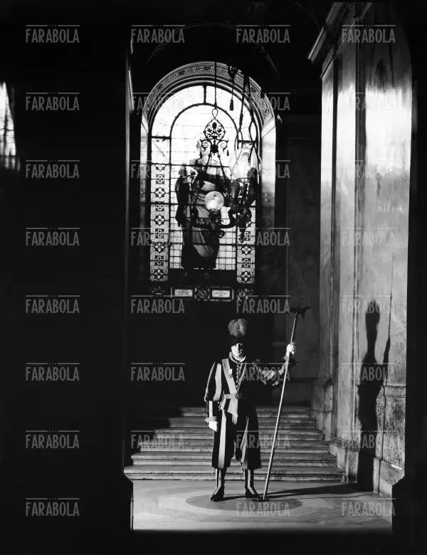 Guardia Svizzera nell'atrio della Scala Nobile, Città del Vaticano, 1966