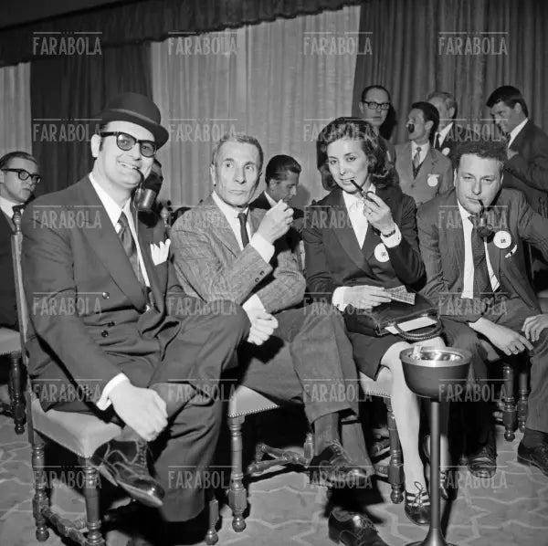 Dino Buzzati alla gara di fumatori di pipa, Jolly Hotel, Milano, 1967