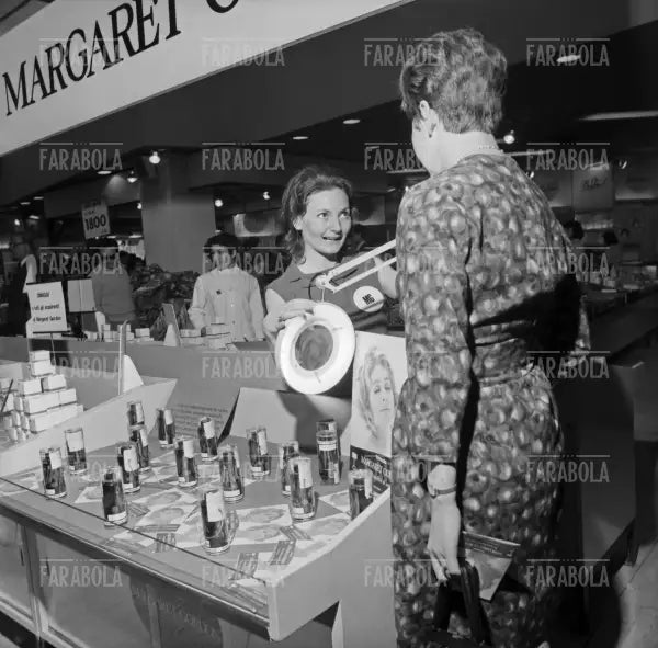 Stand dei cosmetici Margaret Gordon alla Rinascente, Milano, 1967