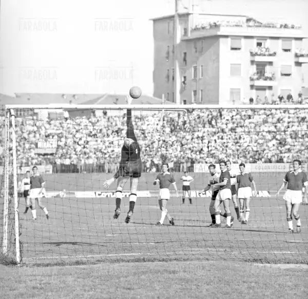 Dino Zoff devia in calcio d'angolo, Mantova-Inter, Mantova, 1967
