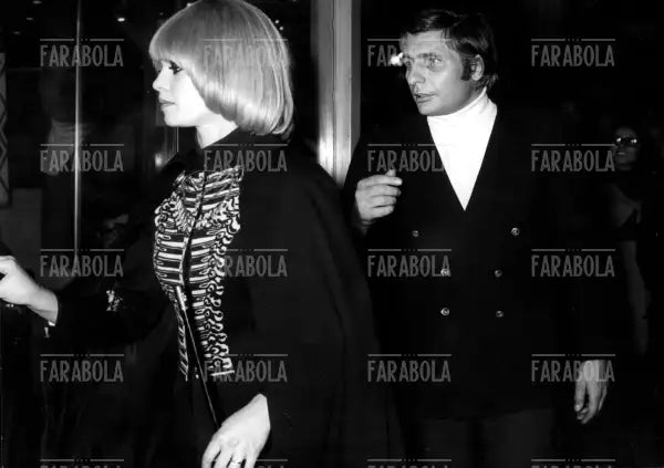Brigitte Bardot e il marito Gunter Sachs nella boutique Biba, Parigi, 1967