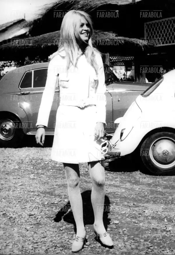 Brigitte Bardot a pranzo in un locale, Roma, 1967