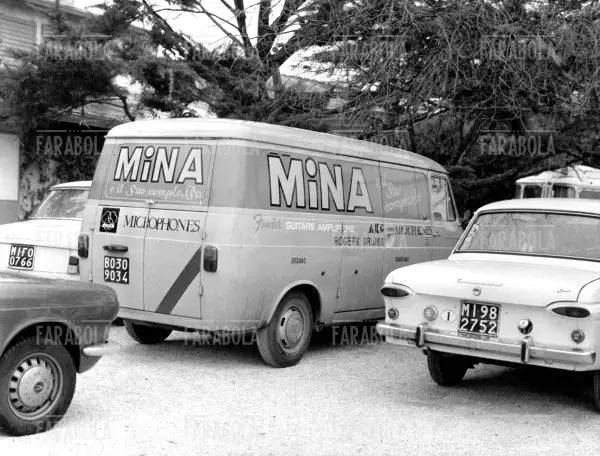 Il pulmino del tour di Mina, Viareggio, 1968