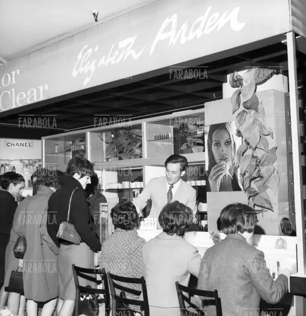 Pablo Manzoni, dimostrazione Elizabeth Arden alla Rinascente, Milano, 1968