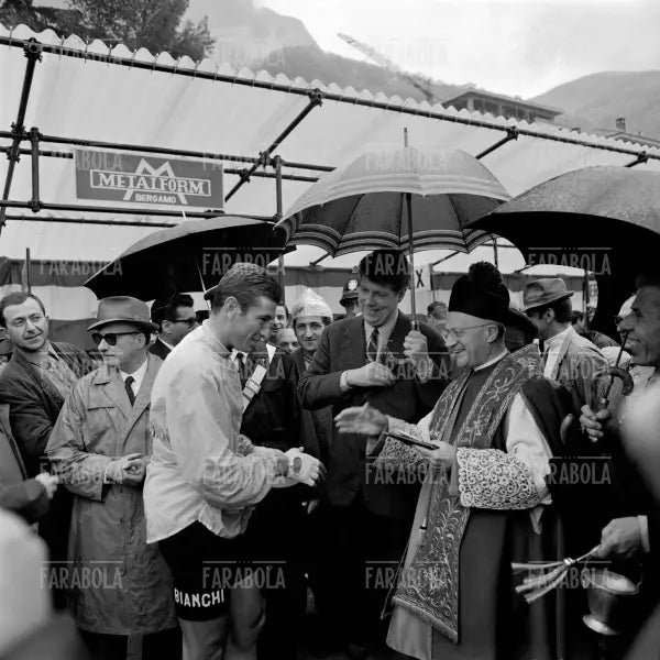 Felice Gimondi benedetto prima della partenza del Giro d'Italia, Campione d'Italia, 1968