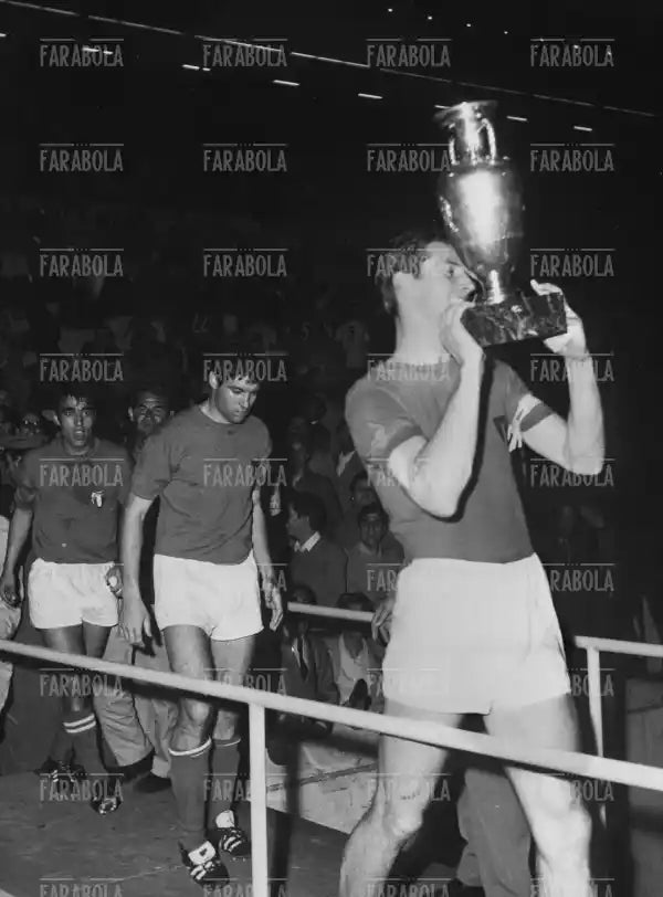 Giacinto Facchetti con la Coppa d'Europa, 1968
