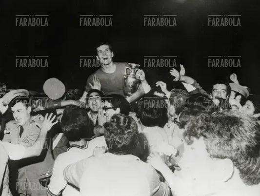 Giacinto Facchetti con la Coppa d'Europa, 1968