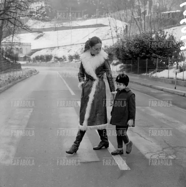 Mina con il figlio Massimiliano, Lugano, 1969