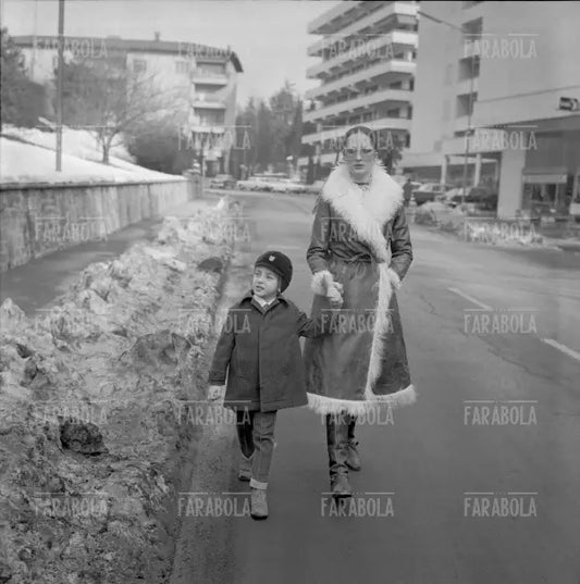 Mina con il figlio Massimiliano, Lugano, 1969
