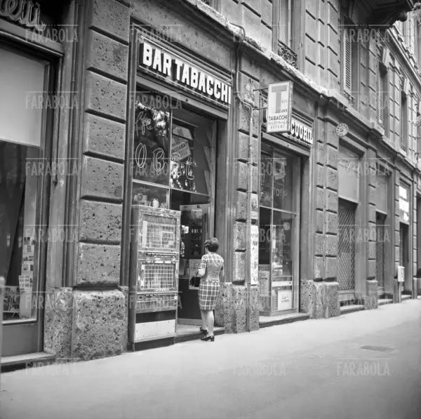 Bar tabacchi con distributore di sigarette, Milano, 1969