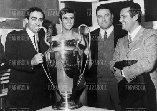 Franco Carraro, Nereo Rocco e Gianni Rivera con la Coppa dei Campioni, Milan-Ajax, Madrid, 1969