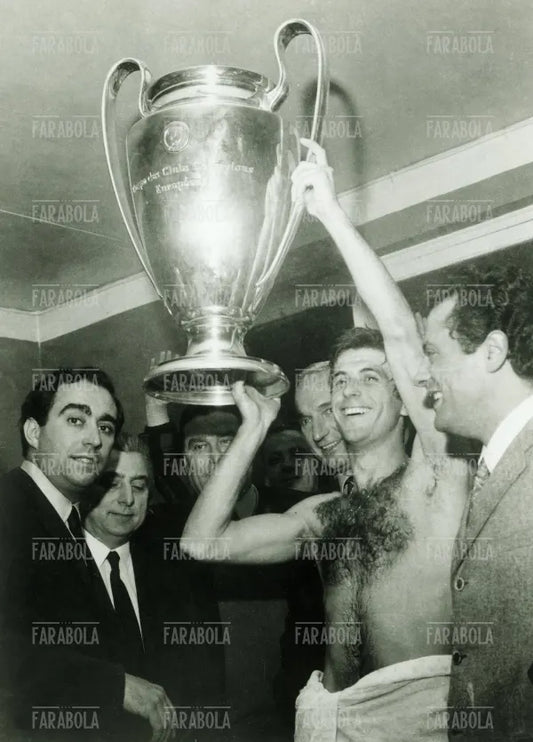 Franco Carraro, Nereo Rocco e Gianni Rivera con la Coppa dei Campioni, Milan-Ajax, Madrid, 1969
