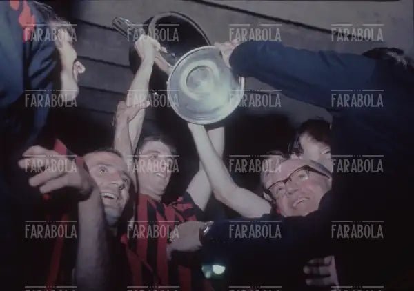 Pierino Prati, Giovanni Lodetti e Gianni Rivera con la Coppa dei Campioni, Milan-Ajax, Madrid, 1969