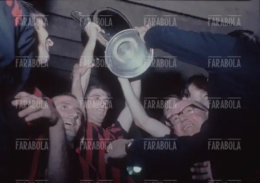 Pierino Prati, Giovanni Lodetti e Gianni Rivera con la Coppa dei Campioni, Milan-Ajax, Madrid, 1969