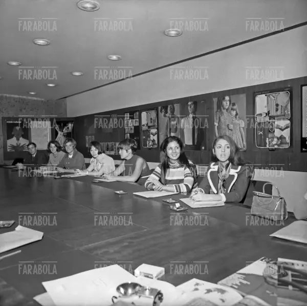 Studenti americani in visita alla Rinascente, Milano, 1969
