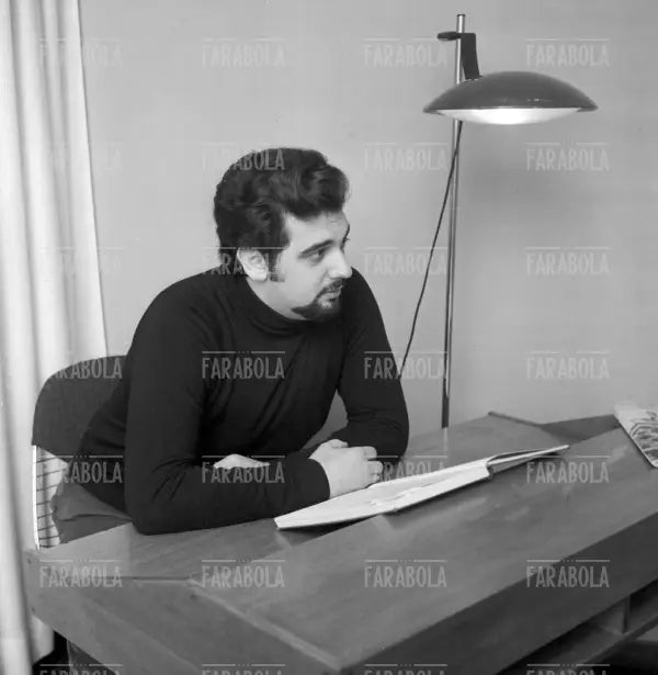 Placido Domingo legge lo spartito dell'Ernani di Giuseppe Verdi, Milano, 1969