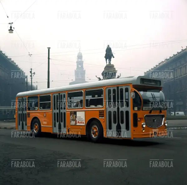 Autobus in Piazza Cairoli, Milano, 1969