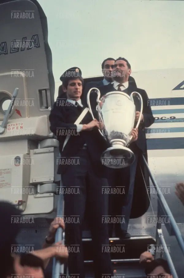 Gianni Rivera, Nereo Rocco e Franco Carraro con la Coppa dei Campioni, Milan, 1969