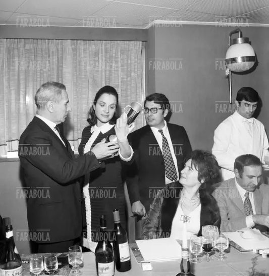 Dino Buzzati, la moglie Almerina e il cantante Adamo, ristorante Don Abbondio, Milano, 1970