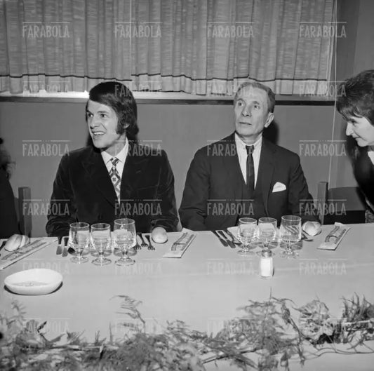 Il cantante Adamo e Dino Buzzati, ristorante Don Abbondio, Milano, 1970
