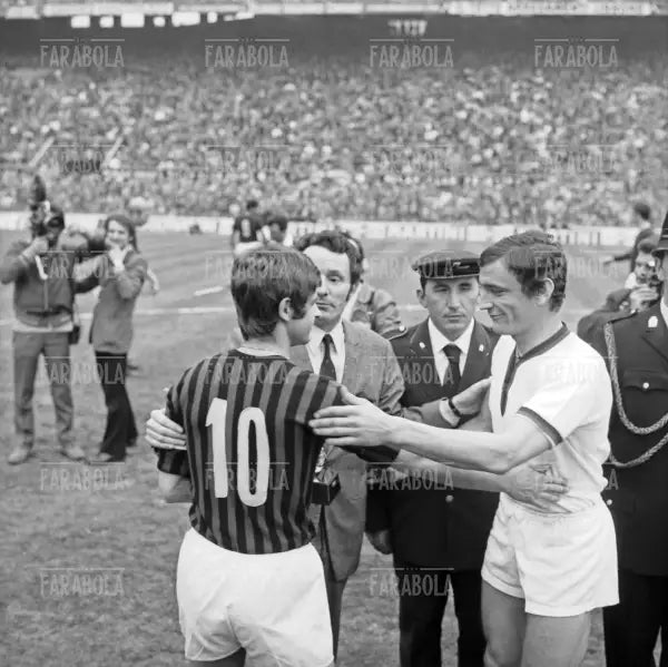 Gianni Rivera con il Pallone d'Oro e Gigi Riva, Milan-Cagliari, Milano, 1970