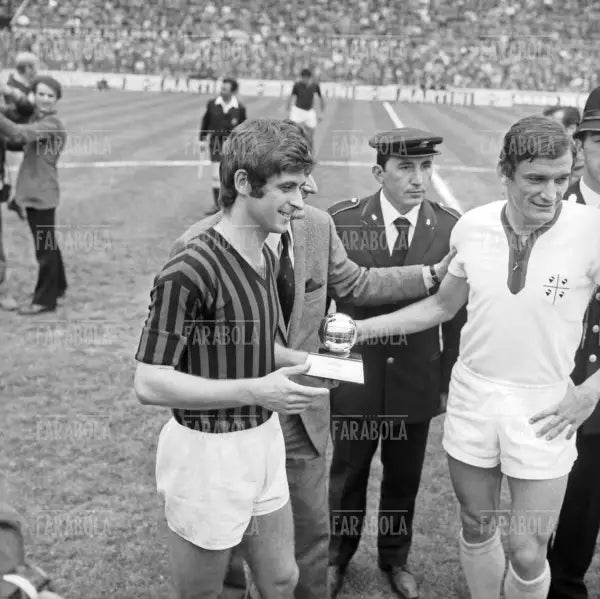 Gianni Rivera con il Pallone d'Oro e Gigi Riva, Milan-Cagliari, Milano, 1970
