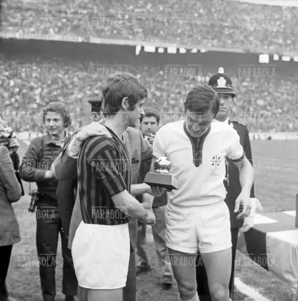 Gianni Rivera con il Pallone d'Oro e Gigi Riva, Milan-Cagliari, Milano, 1970
