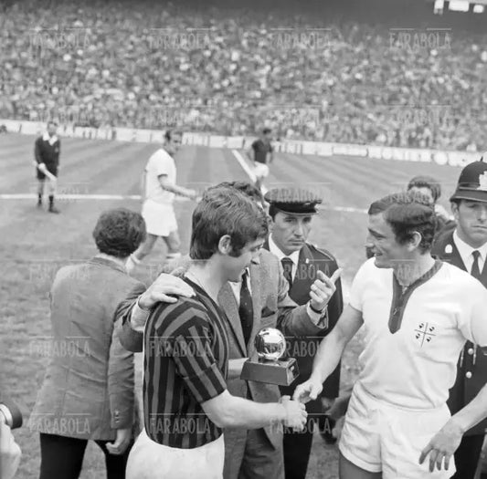 Gianni Rivera con il Pallone d'Oro e Gigi Riva, Milan-Cagliari, Milano, 1970