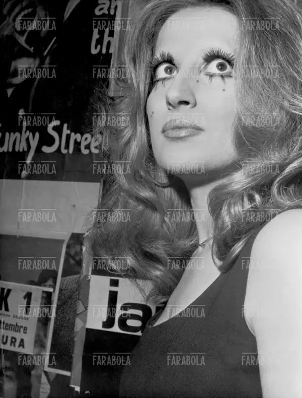 Mina prima di esibirsi in un locale notturno, Torino, 1970