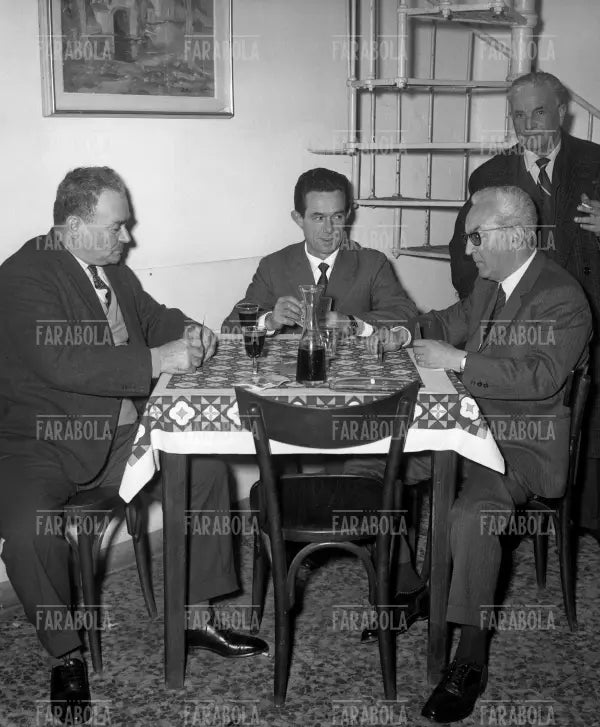 Piero Chiara gioca a carte all'osteria, Luino, 1970