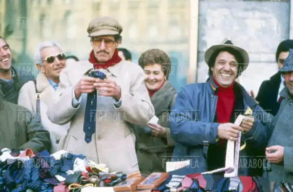 Franco Franchi e Ciccio Ingrassia a una bancarella di cravatte, Milano, anni 70