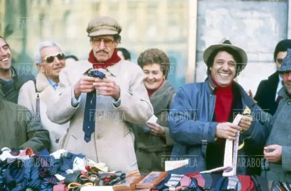 Franco Franchi e Ciccio Ingrassia a una bancarella di cravatte, Milano, anni 70