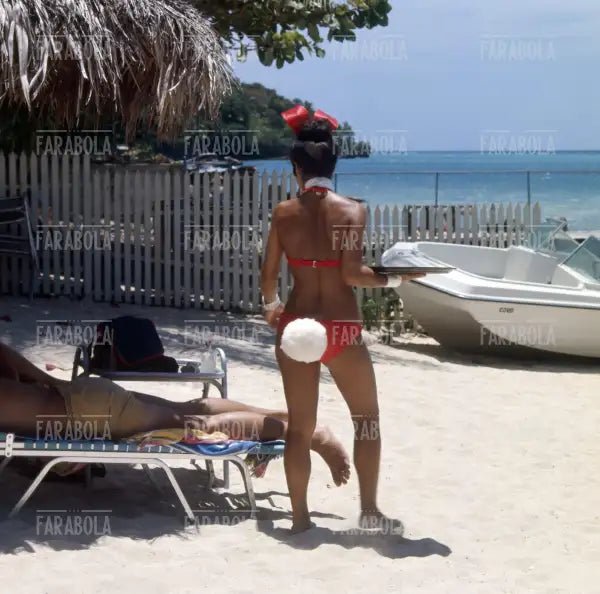 Cameriera vestita da coniglietta in spiaggia, Martinica, anni 70