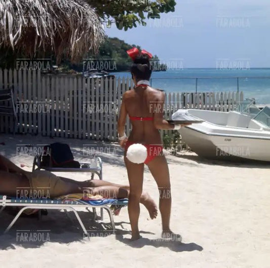 Cameriera vestita da coniglietta in spiaggia, Martinica, anni 70