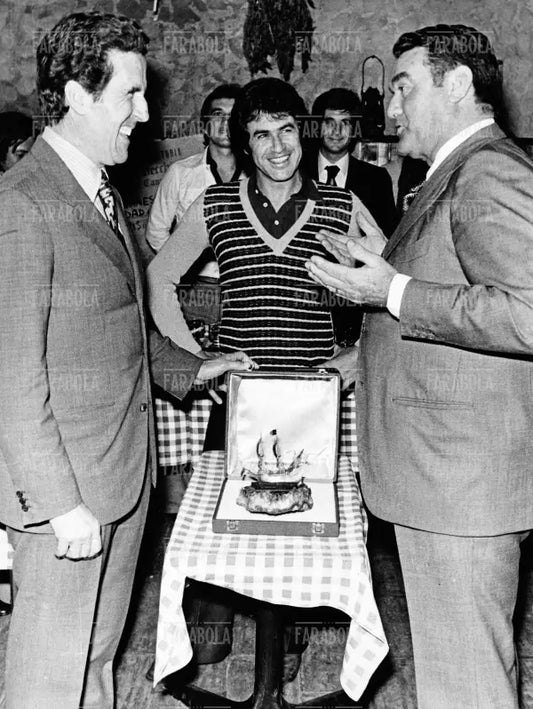 Helenio Herrera e Nereo Rocco con Boninsegna e Rivera in trattoria, Milano, anni 70