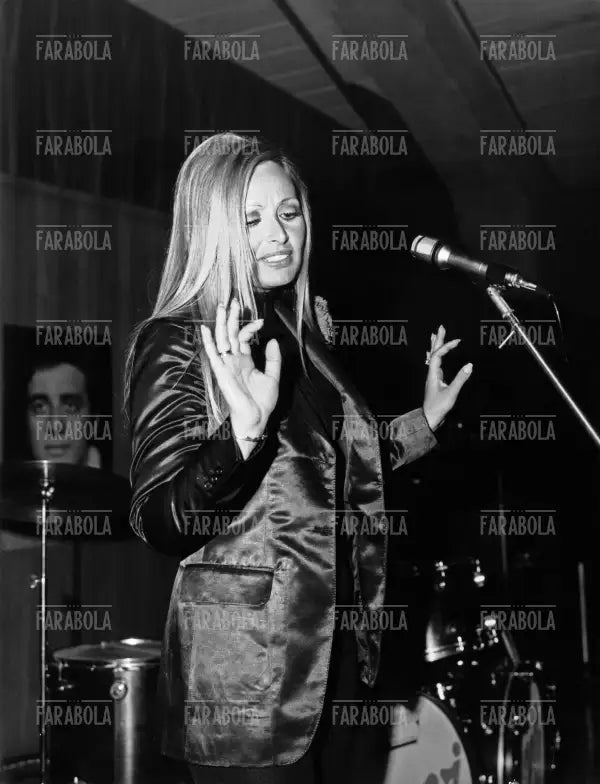 Maria Scicolone al suo debutto come cantante, Milano, 1971