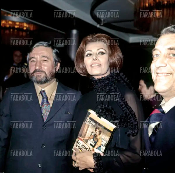 Sophia Loren e Raymond Peynet, Presentazione del libro In cucina con amore sulla turbonave Raffaello, 1971