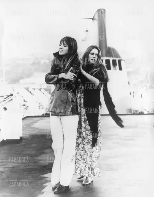 Brigitte Bardot e Jane Birkin, Riprese del film Una donna come me sul traghetto, Dover, 1972