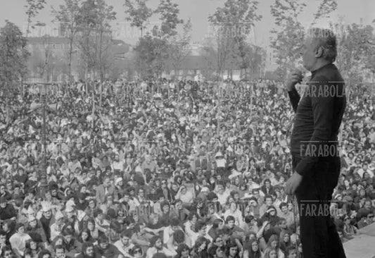 Dario Fo sul palco, Mistero buffo alla Palazzina Liberty, Milano, 1974