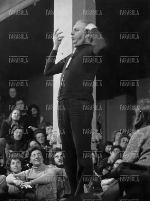Dario Fo sul palco, Mistero buffo alla Palazzina Liberty, Milano, 1974