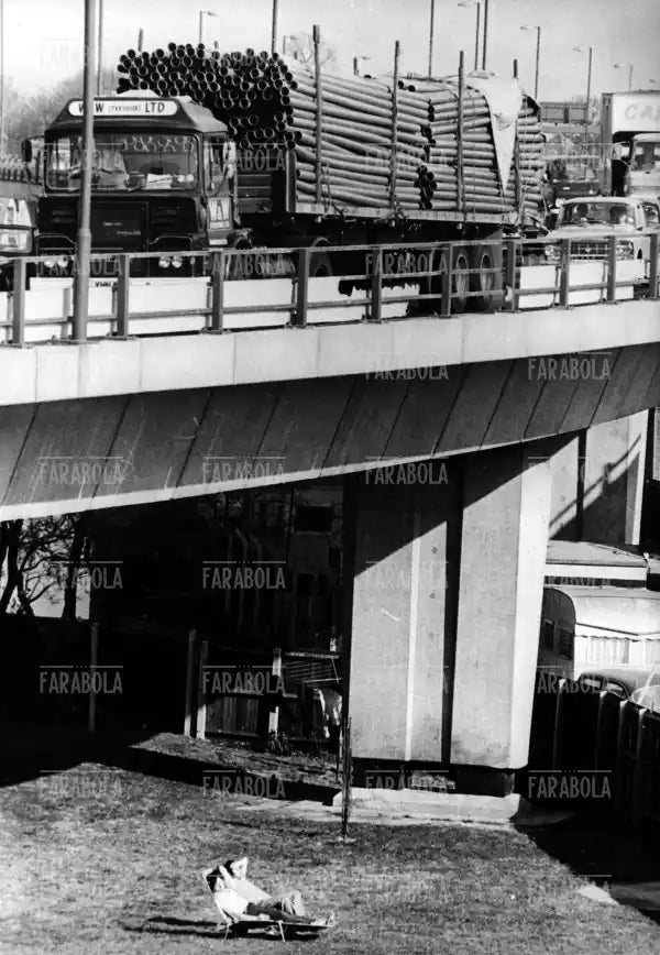 Bagni di sole sotto lo svincolo di Fiveways Flyover, Londra, 1974