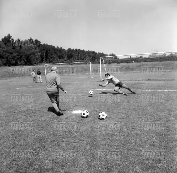 Ferruccio Valcareggi e Dino Zoff in allenamento, Appiano Gentile, 1974