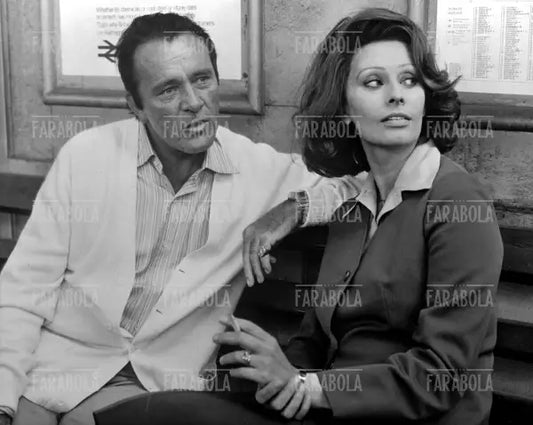 Sophia Loren e Richard Burton alla stazione di Brockenhurst, Riprese per la televisione, 1974